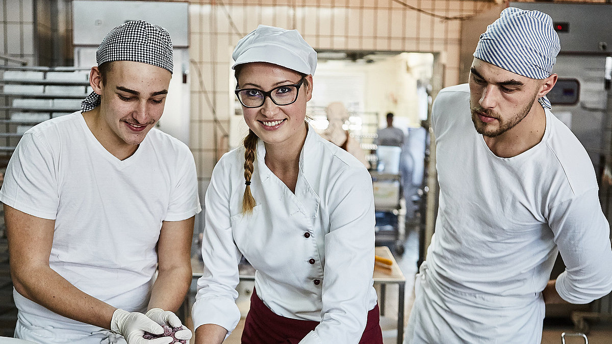 Bäcker bereiten Himbeerkuchen vor