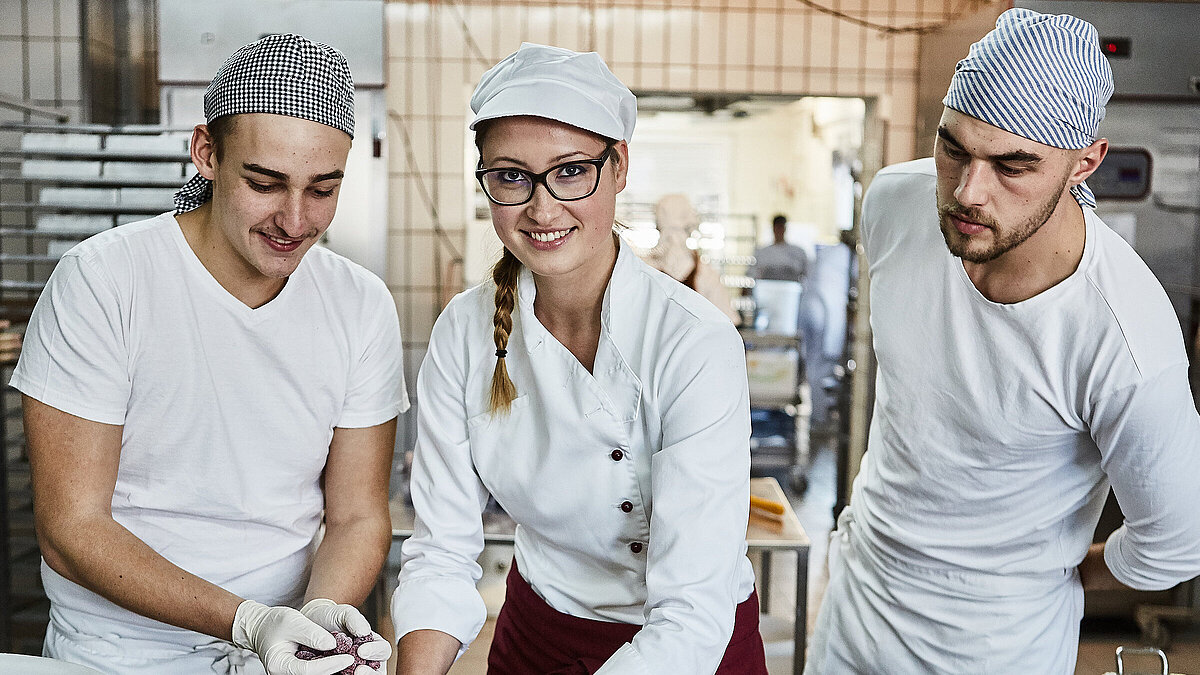 Bäcker bereiten Himbeerkuchen vor