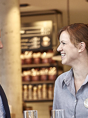 Bäckereifachverkäuferin spricht mit Kollegin