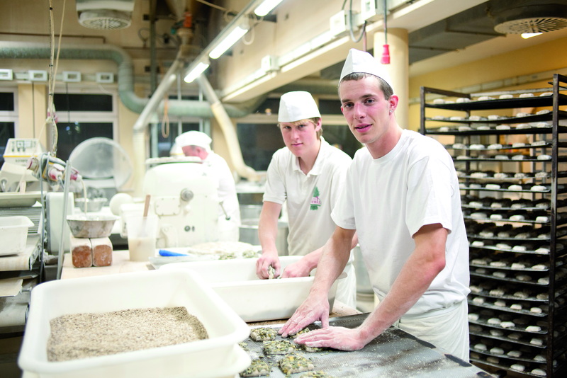 Bäckergesellen kneten Teig