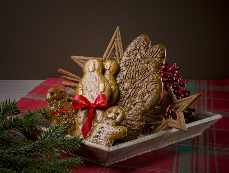 Printenmänner, Tannenzweige und Weihnachtsdeko