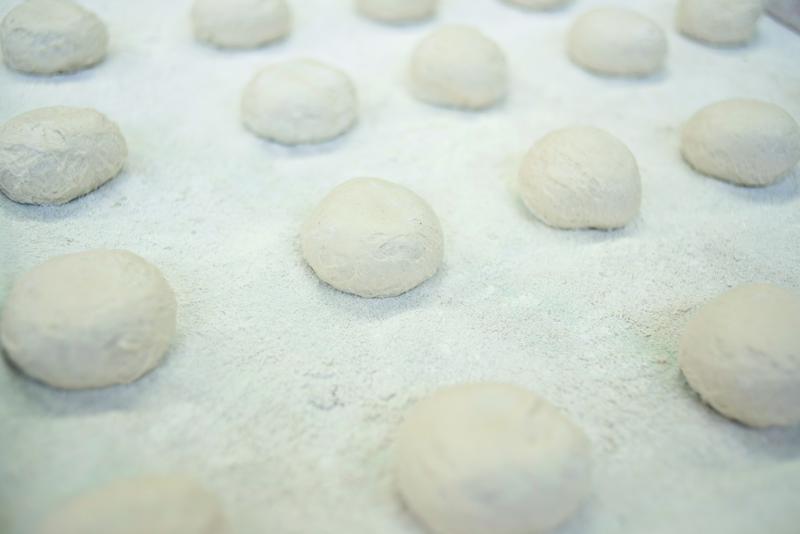 Teiglinge mit Mehl bestäubt