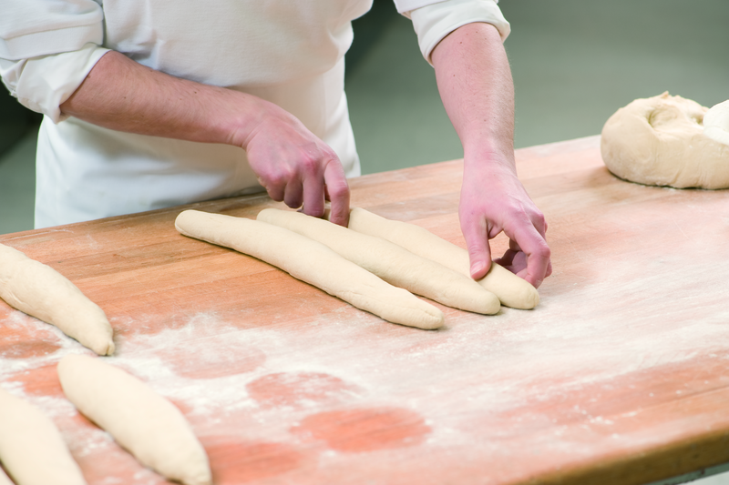 Bäcker formt Teig zu einem Zopf