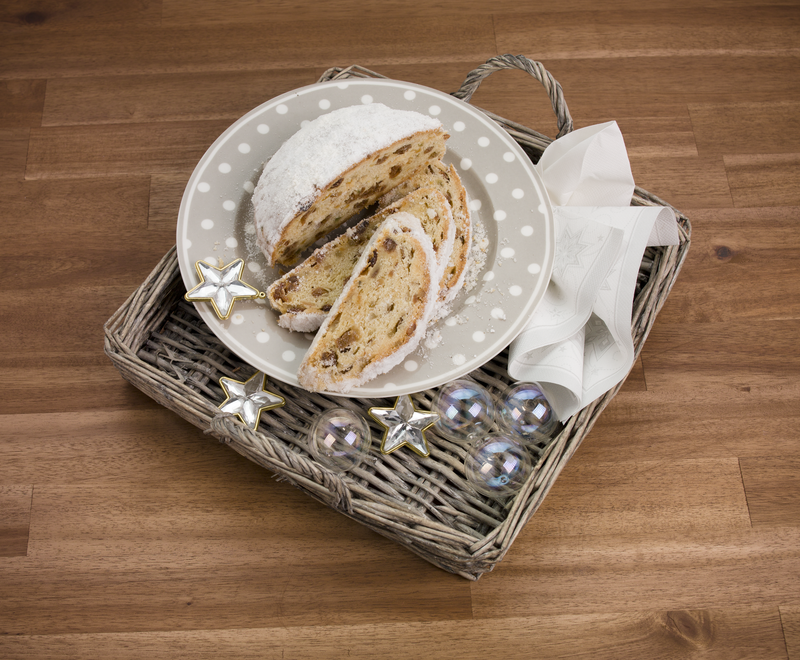 In Scheiben geschnittener Stollen auf einem Teller