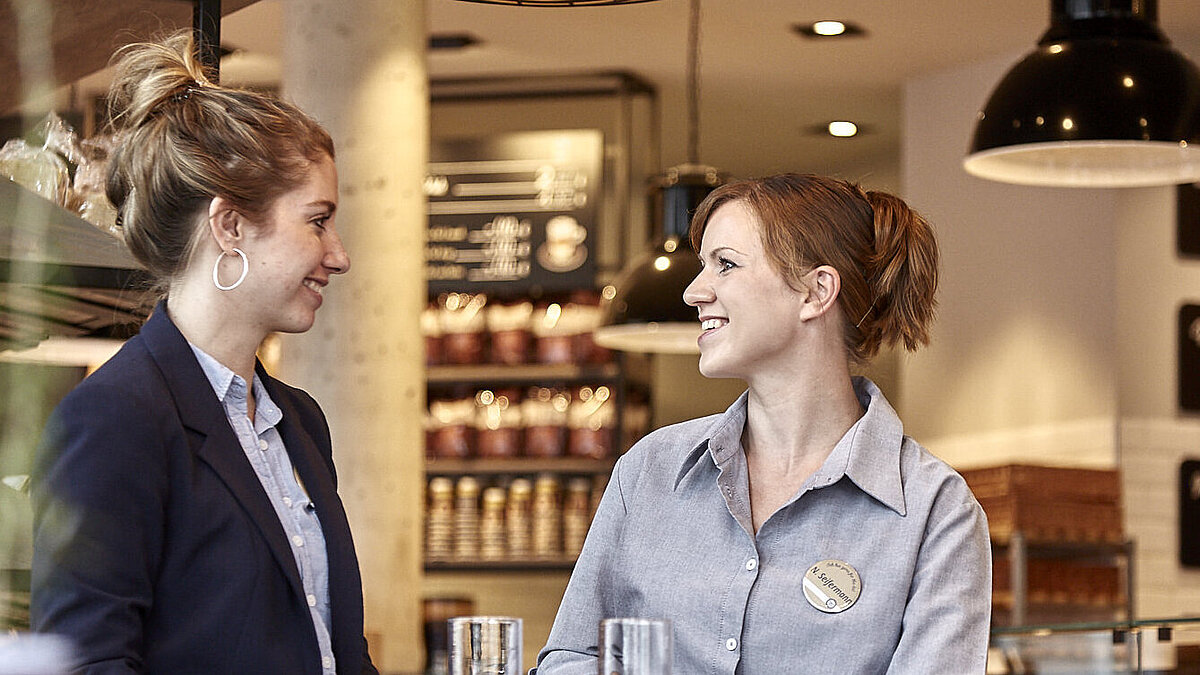 Bäckereifachverkäuferin spricht mit Kollegin