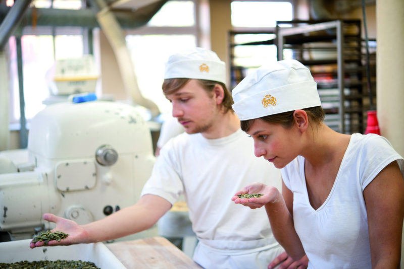 Bäckerlehrlinge riechen an Zutaten