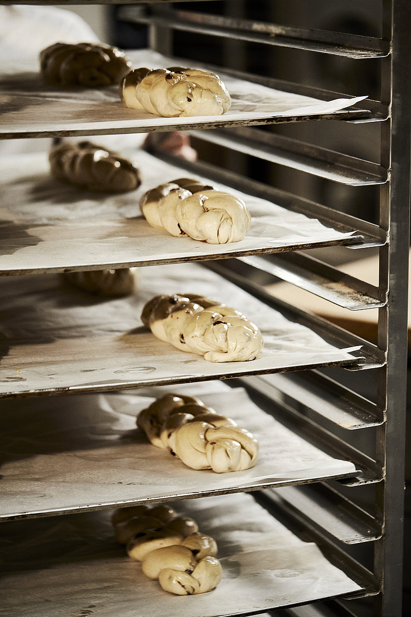 Geformte Hefezöpfe in Stikkenwagen