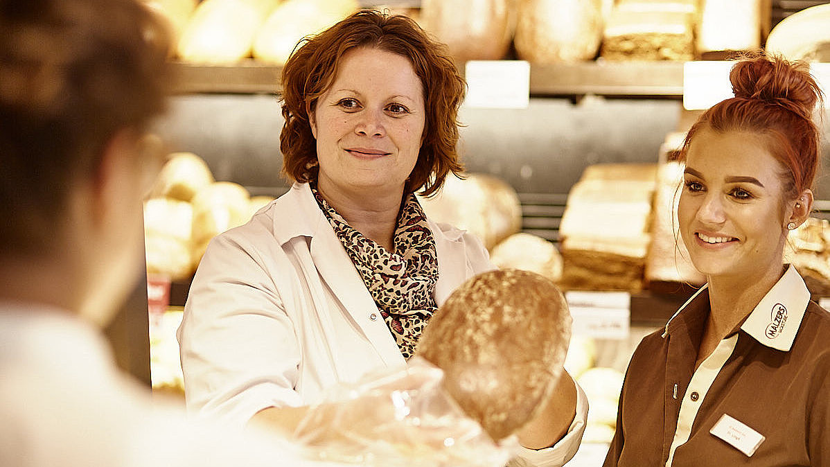 Bäckereifachverkäuferin bei der Arbeit