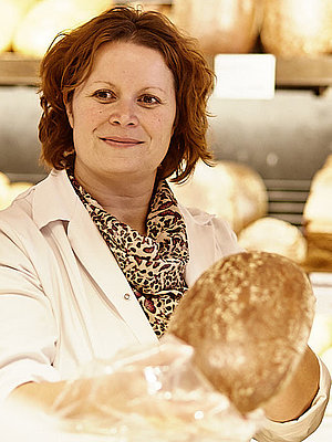 Bäckereifachverkäuferin bei der Arbeit