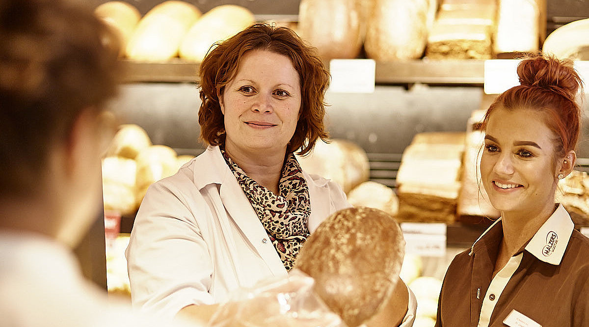 Bäckereifachverkäuferin bei der Arbeit