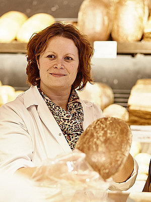Bäckereifachverkäuferin bei der Arbeit