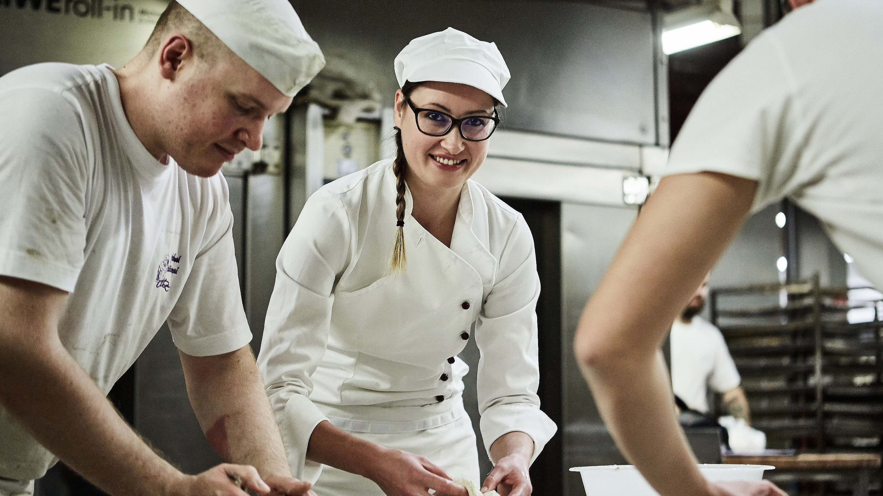 Drei Bäcker bereiten Gebäck vor