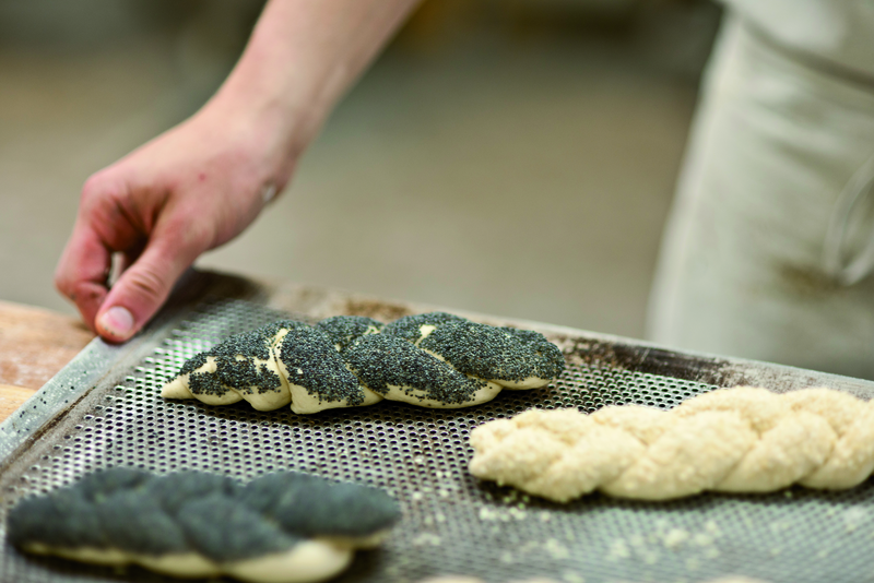 Hefezöpfe mit Mohn und Sesam fertig zum Backen