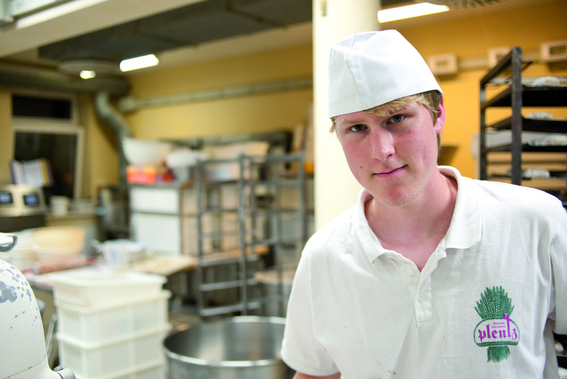 Bäckergeselle in der Backstube