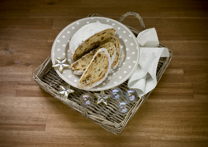 In Scheiben geschnittener Stollen auf einem Teller