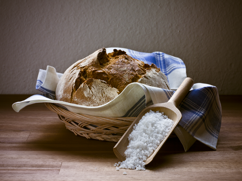 Rundes Krustenbrot in einem Korb und Salz