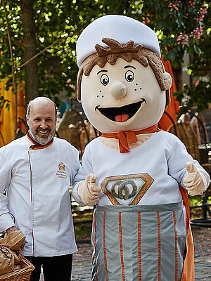 Bäckman bei einer Brotverteilaktion