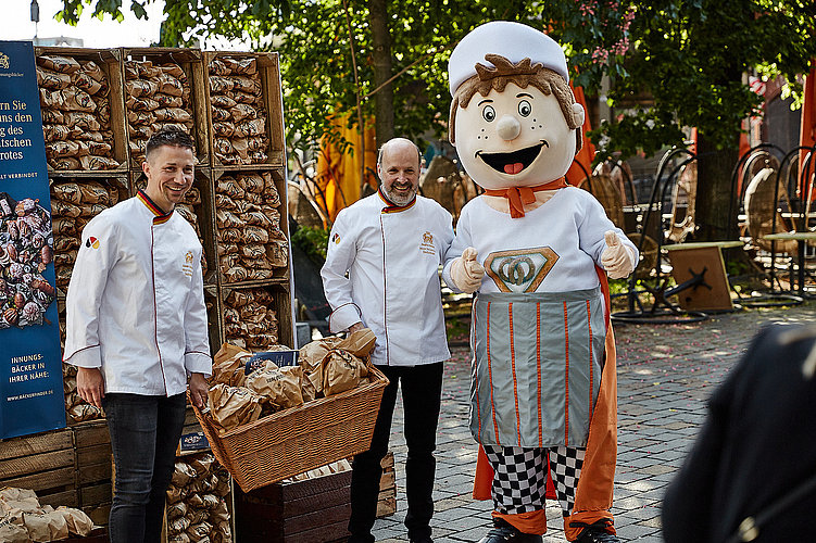 Bäckman bei einer Brotverteilaktion