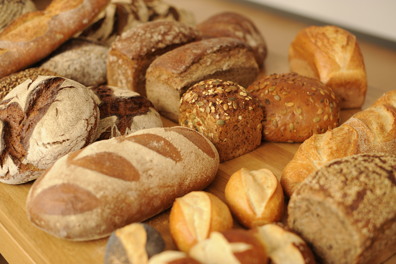Verschiedene Brote und Brötchen in Nahaufnahme