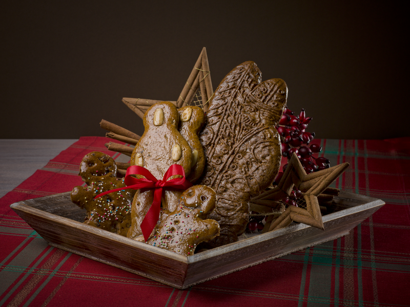 Printenmänner, Tannenzweige und Weihnachtsdeko