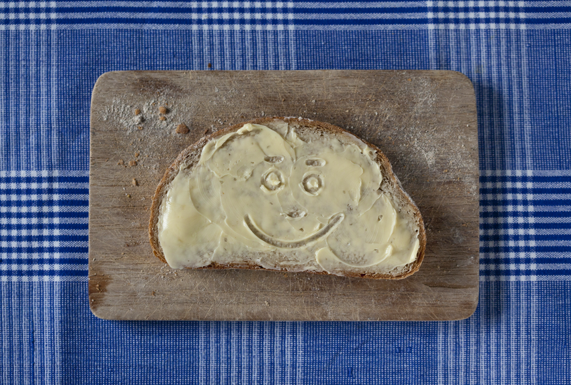 Butterbrotscheibe auf einem Holzbrett