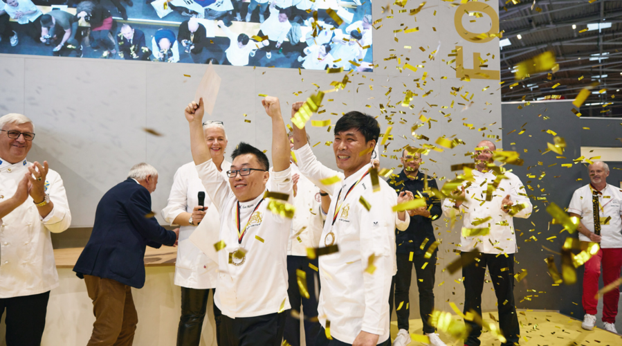 Bäcker jubeln in Regen aus Goldflitter auf der iba 2023